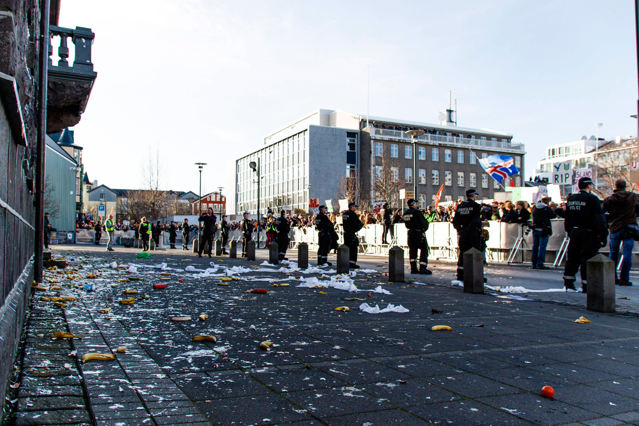 מפגינים מול בניין הפרלמנט באיסלנד (צילום: EPA) (צילום: EPA)