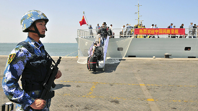 חייל סין בנמל עדן בתימן (צילום: רויטרס) (צילום: רויטרס)