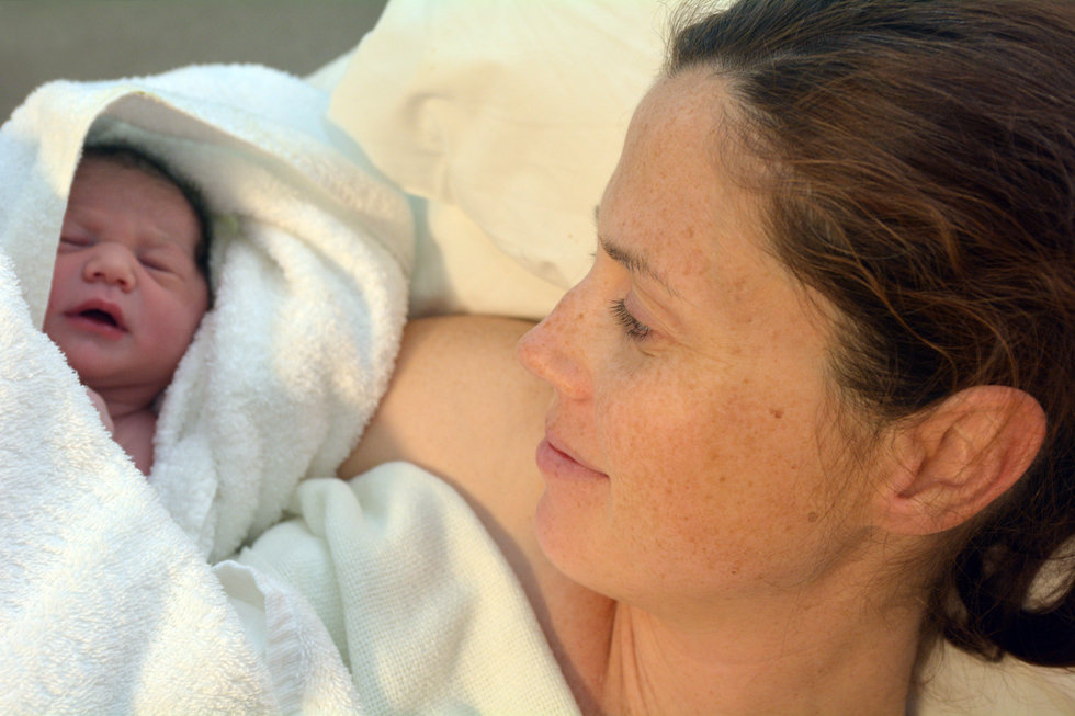 ילדים שנולדים בניתוח קיסרי לא עוברים את תעלת הלידה, ולכן אינם נחשפים לחיידקים מהאם (צילום: Sutterstock)