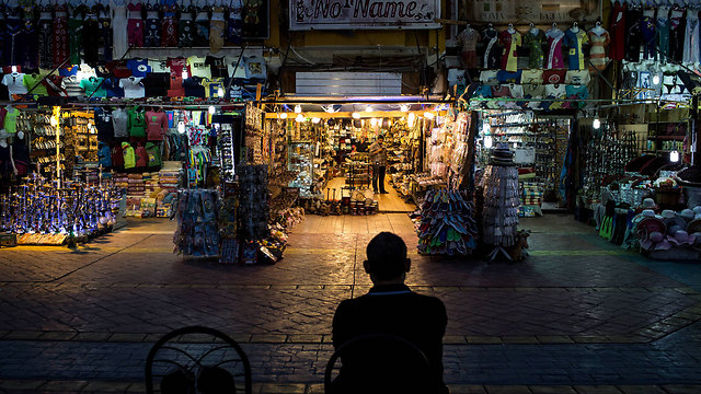 מוכר מחכה ללקוחות בשוק הישן של שארם (צילום: getty images) (צילום: getty images)