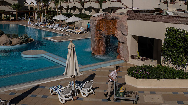 הבריכה הריקה במלון מקומי (צילום: getty images) (צילום: getty images)