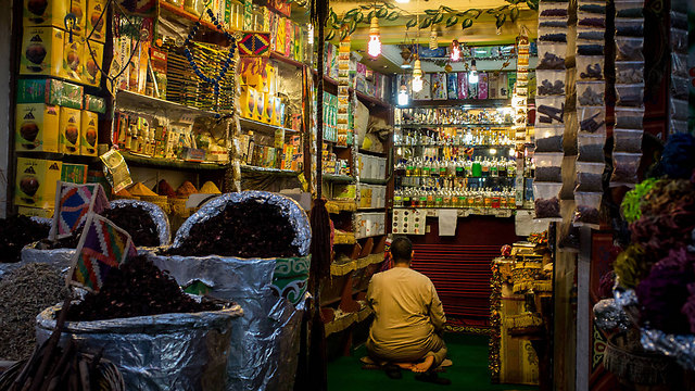 מוכר מתפלל בחנותו בשוק העתיק של שארם א-שייח (צילום: getty images) (צילום: getty images)