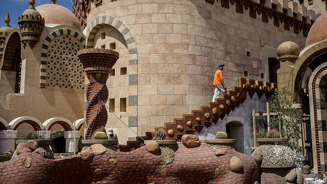 פועל עובד במסגד חדש שהולך ונבנה באזור השוק הישן (צילום: getty images) (צילום: getty images)