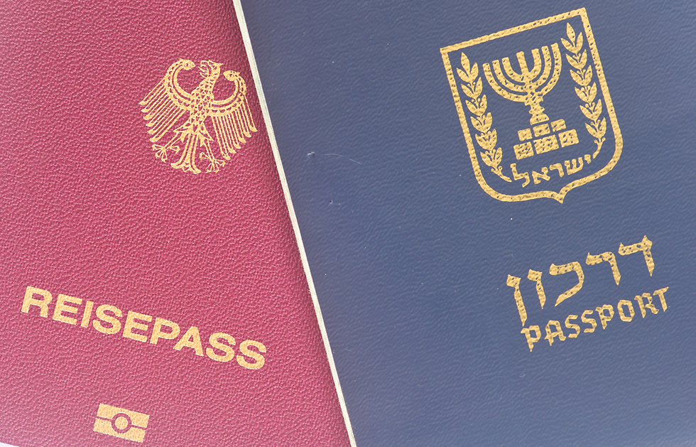 Паспорта Германии и Израиля. Фото: shutterstock