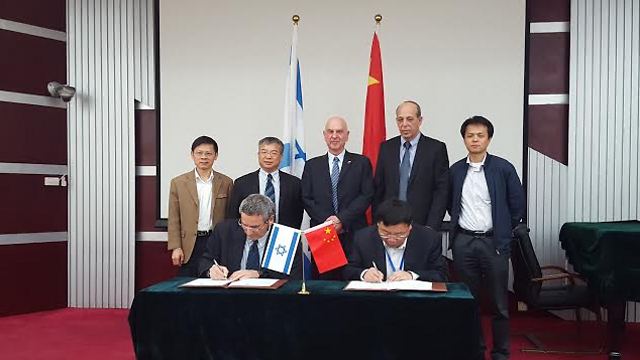 חותמים על ההסכם בבייג'ינג (צילום: דוברות אוניברסיטת בר אילן) (צילום: דוברות אוניברסיטת בר אילן)
