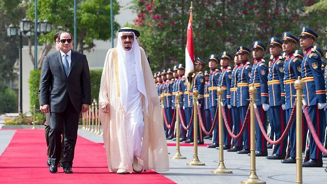 מלך סעודיה סלמאן עבד אל-עזיז עם הנשיא המצרי עבד אל-פתאח א-סיסי במהלך ביקורו בקהיר (צילום: רויטרס) (צילום: רויטרס)