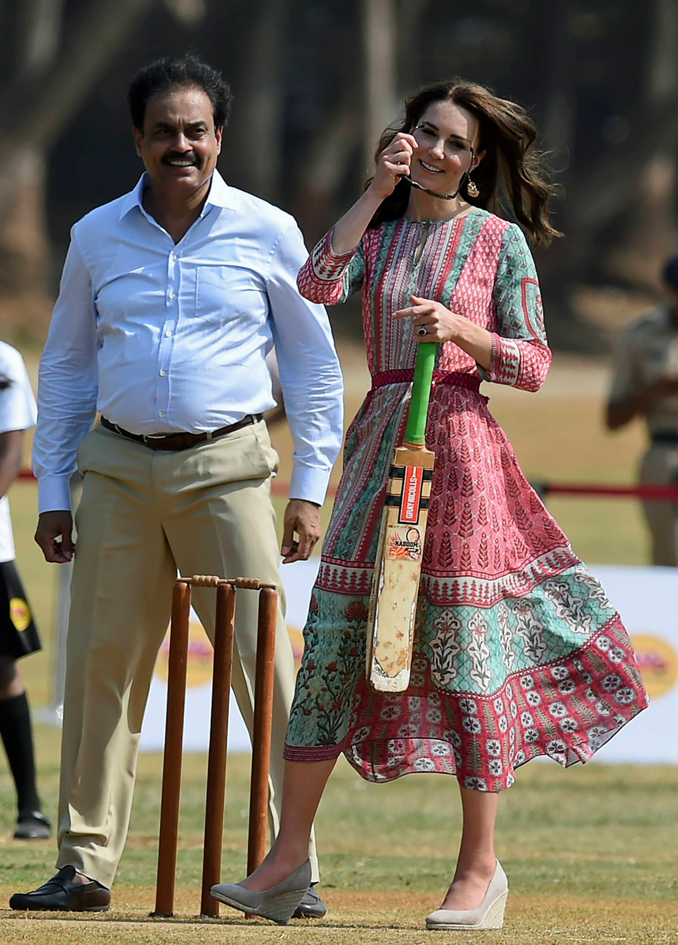 השמלה שנתפרה בהודו עולה כ-750 שקלים. קייט משחקת קריקט במומבאי (צילום: AP) (צילום: AP)