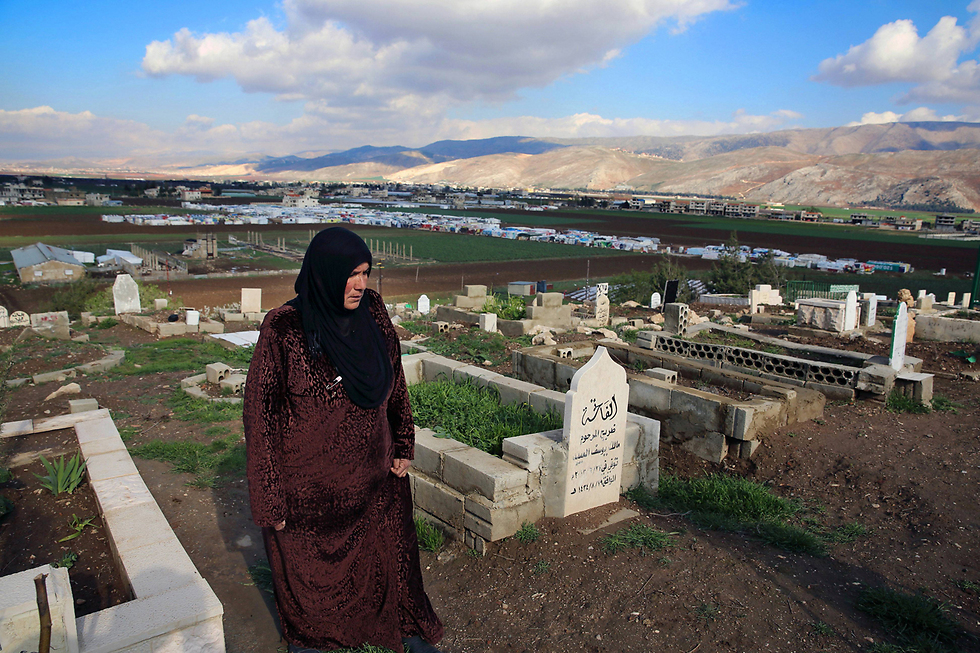 נאסר עליה להשתתף בהלוויית בעלה. סעדה חלאף בבית קברות בעמק הבקאע (צילום: AP) (צילום: AP)