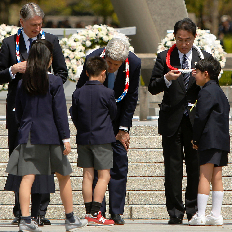 קרי משוחח עם תלמידי בית ספר יפנים בהירושימה לצד שרי החוץ של יפן ובריטניה (צילום: AFP) (צילום: AFP)