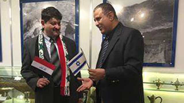 הדיפלומט לשעבר א-שריפי מחליף דגלים עם סגן דובר משרד החוץ, חסן כעביה (צילום: שלום הראל) (צילום: שלום הראל)