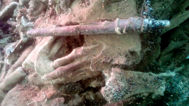 שרידי המומייה שהוצאו מהקבר (צילום: siberiantimes) (צילום: siberiantimes)