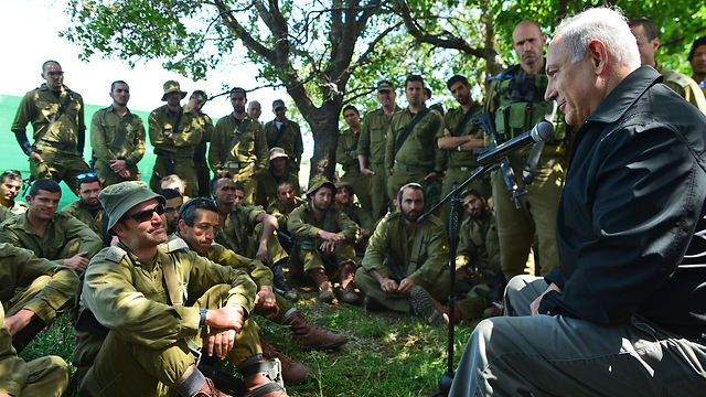 Prime Minister Netanyahu with Paratrooper reservists (Photo: Kobi Gideon LTD)