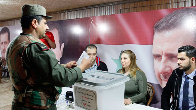 "חובה לאומית ודמוקרטית". חייל מצביע בקלפי בדמשק (צילום: EPA) (צילום: EPA)