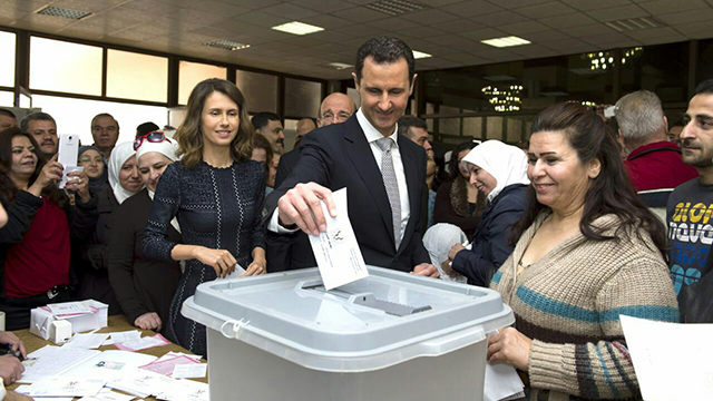 בני הזוג אסד מצביעים בקלפי בדמשק ()