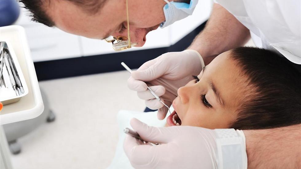 להראות לילד שטיפולי שיניים הם דבר שבשגרה (צילום: shutterstock) (צילום: shutterstock)