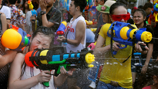 מים, אלכוהול - והמון הרוגים. חגיגות השנה החדשה בתאילנד, השבוע (צילום: רויטרס) (צילום: רויטרס)