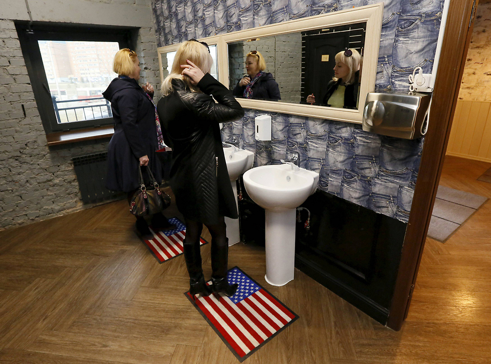 דורכים על דגל ארה"ב ליד הכיור בשירותים (צילום: רויטרס) (צילום: רויטרס)
