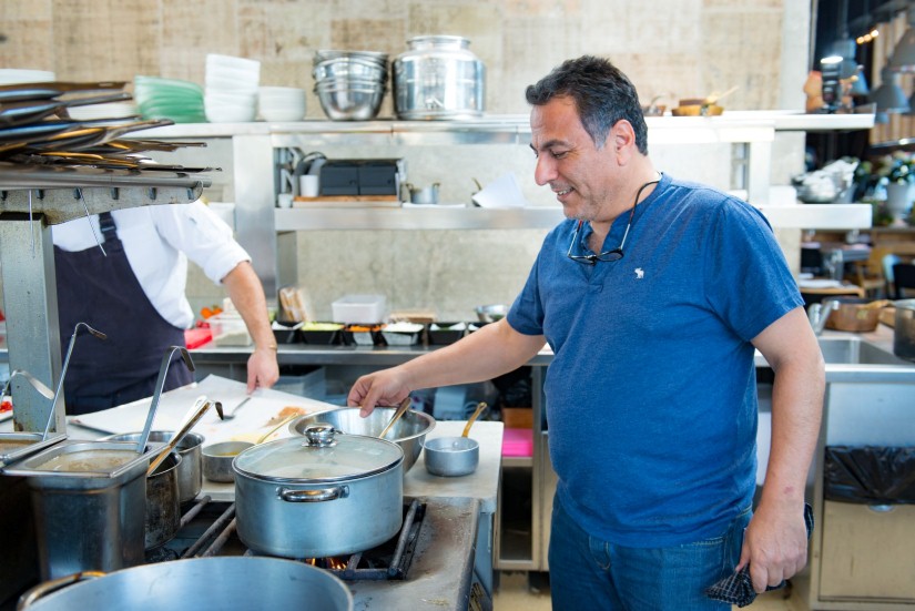 חיים כהן במטבח של מסעדת "יפו תל אביב" (צילום: ירון ברנר) (צילום: ירון ברנר)