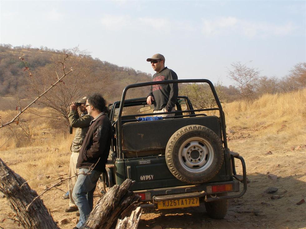 עינב ברזני מחפש טיגריסים בשמורה (צילום: ניר קציר) (צילום: עינב ברזני) (צילום: עינב ברזני)