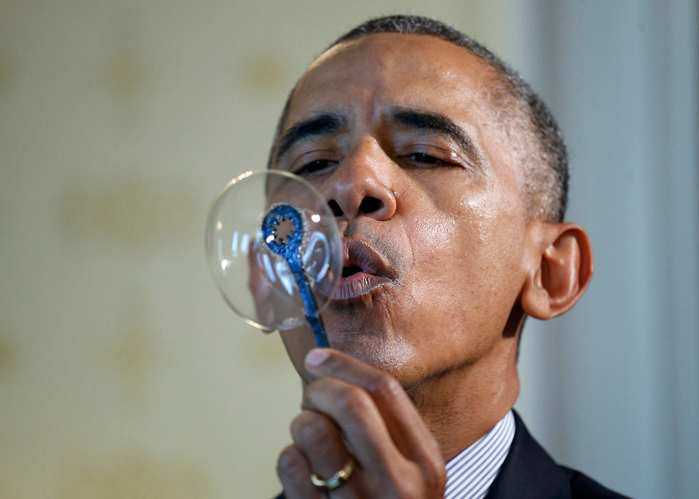 נשיא ארה"ב ברק אובמה מפריח בועת סבון במהלך יריד מדע בבית הלבן (צילום: רויטרס) (צילום: רויטרס)