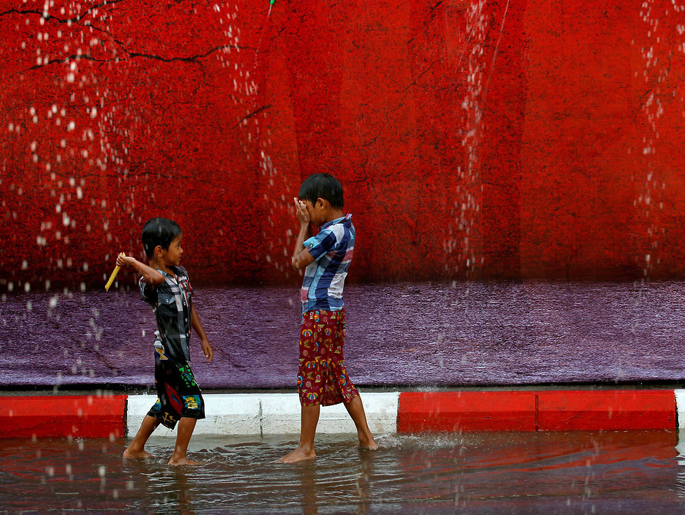 ילדים משחקים במים בפסטיבל מים לרגל השנה החדשה במיאנמר, שנחגגת מדי שנה בסביבות מרס-אפריל (צילום: רויטרס) (צילום: רויטרס)
