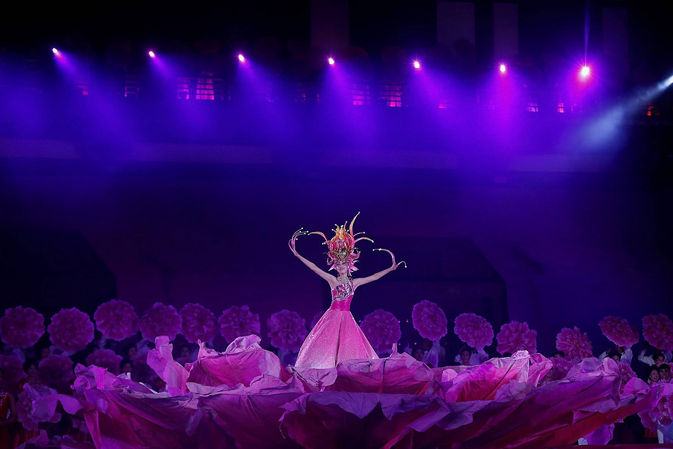 רקדניות מופיעות בפסטיבל האדמונית בעיר לוו-יאנג שבסין. לוו-יאנג נחשבת לעיר הולדת פרח האדמונית הסינית (צילום: gettyimages) (צילום: gettyimages)
