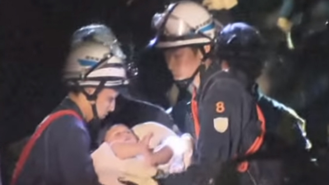 חילוץ התינוקת, אחרי רעידת האדמה הראשונה ()