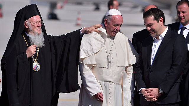ראש ממשלת יוון ציפראס, האפיפיור פרנסיסקוס והפטריארך ברתולומאיוס (צילום: AFP) (צילום: AFP)