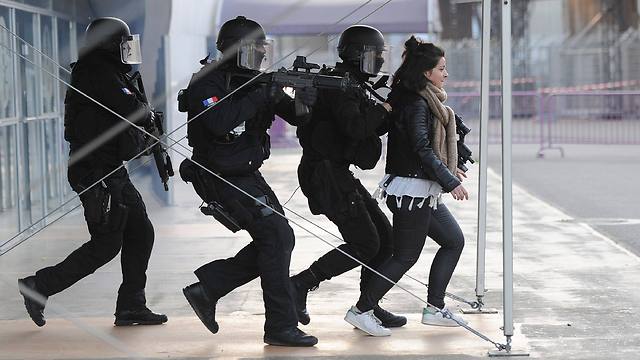 מתרגלים התמודדות עם טרור בצרפת (צילום: AFP) (צילום: AFP)