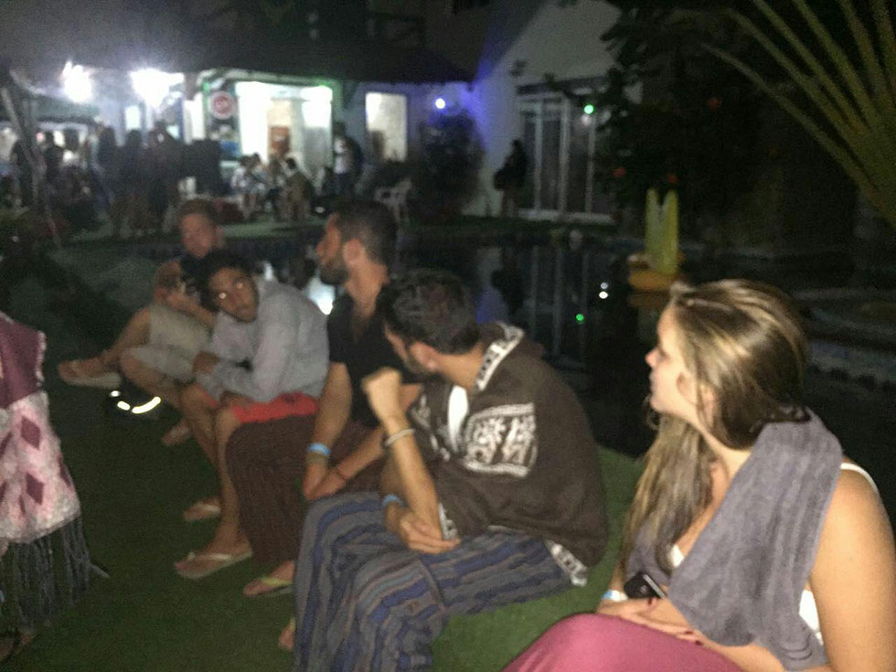 ישראלים באקוודור לאחר רעידת האדמה  ()