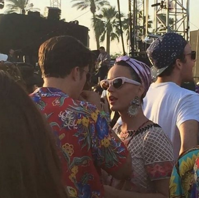 "מאמי, לא אמרנו ששלחת את החולצה הזו לשריפה?" קייטי פרי ואורלנדו בלום