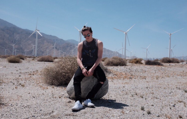 ברוקלין בקהאם מציג חזות מיוסרת