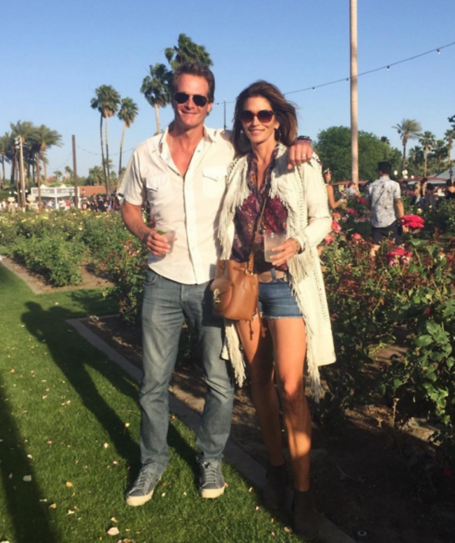 סינדי קרופורד ורנדי גרבר מראים לצעירים איך עושים את זה באמת