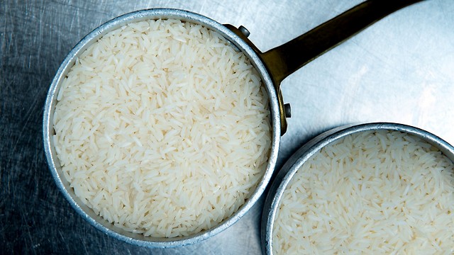 אורז - לא שוטפים במים פושרים (צילום: ירון ברנר) (צילום: ירון ברנר)