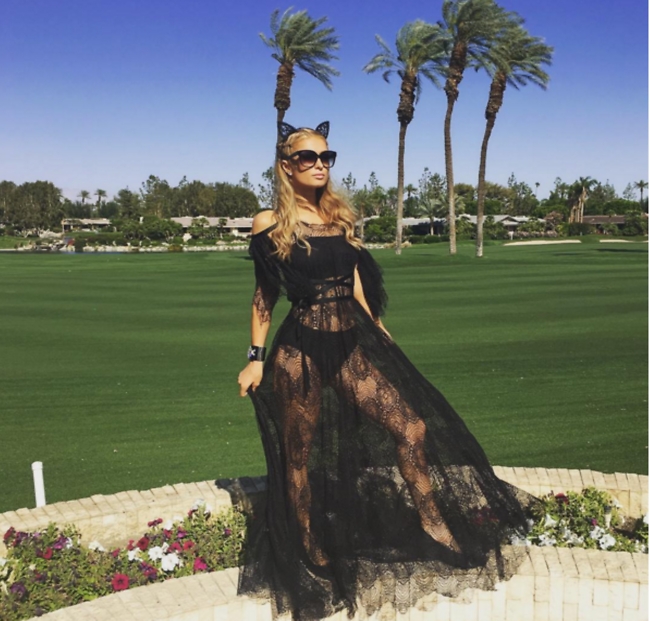 פריס הילטון נראית כאילו הצטלמה בטיילת של בת ים