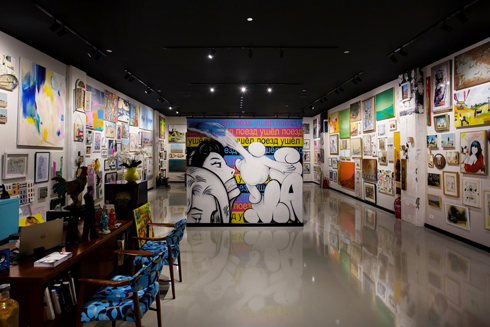 170 אמנים ישראלים בגלריה ''פחות מאלף'' (צילום: שירן כרמל)