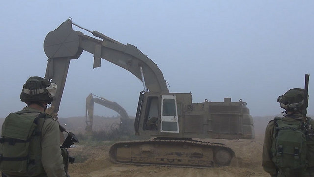 העבודות להרס המנהרה בגבול עזה (צילום: דובר צה"ל) (צילום: דובר צה