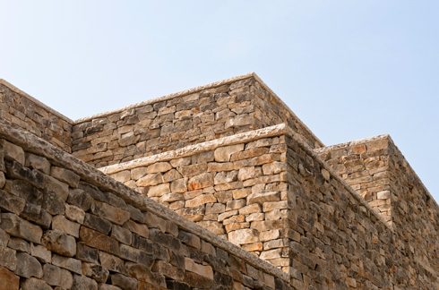 הבית מכוסה שאריות של אבנים שנחתכו במחצבות בגליל  (צילום: עודד סמדר)