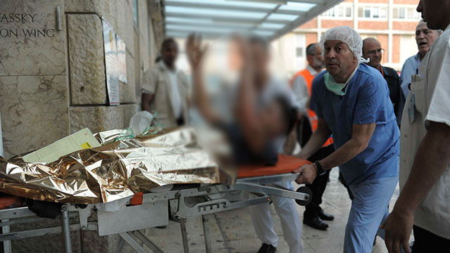 אחד הפצועים מגיע לבית החולים הדסה עין כרם (צילום: יואב דודקביץ') (צילום: יואב דודקביץ')