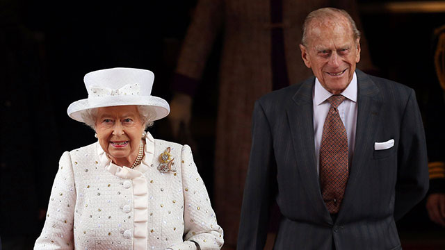 הנישואים של שלושה ילדים התפרקו באותה השנה. המלכה ובעלה, תמיד יחד (צילום: AFP) (צילום: AFP)