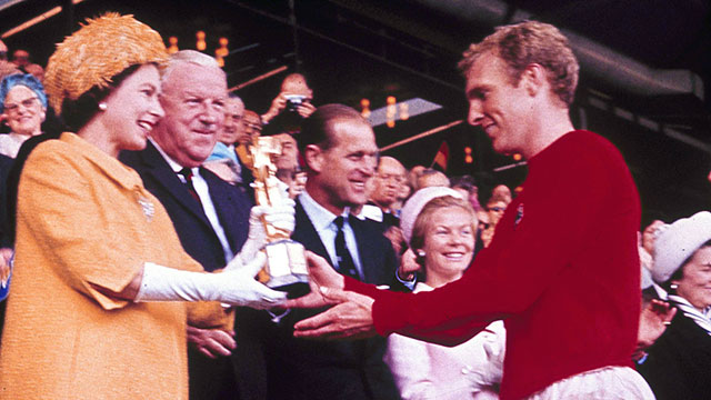 מעניקה את גביע העולם בכדורגל לקפטן נבחרת אנגליה בובי מור. 30 ביולי 1966 (צילום: AP) (צילום: AP)
