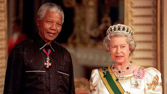 עם נשיא דרום אפריקה נלסון מנדלה. 9 ביולי 1996 (צילום: AP) (צילום: AP)