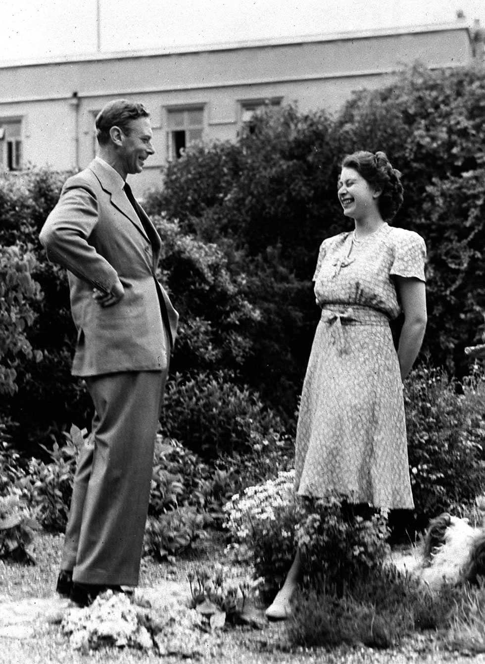 עם אביה, המלך ג'ורג' השישי. 20 באוגוסט 1946 (צילום: AP) (צילום: AP)