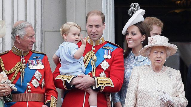 עם הנסיך צ'רלס, הנסיך הארי, הנסיך ויליאם, רעייתו קייט ובנו הבכור הנסיך ג'ורג'. 13 ביוני 2015 (צילום: AP) (צילום: AP)