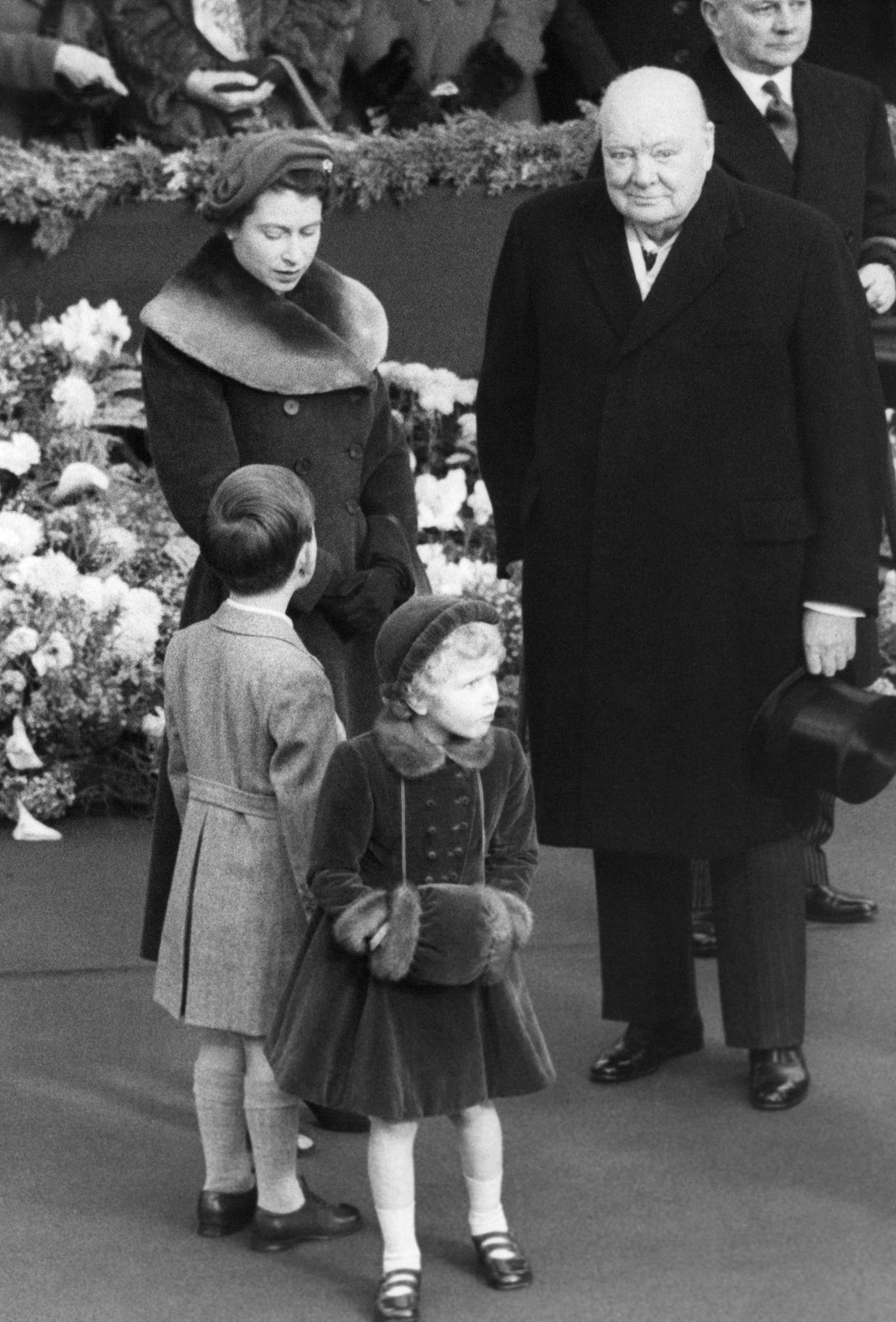 ראש הממשלה הראשון שכיהן תחת אליזבת השנייה. וינסטון צ'רצ'יל לצד המלכה ושניים מילדיה, צ'רלס ואן. 24 בנובמבר 1954 (צילום: AP) (צילום: AP)