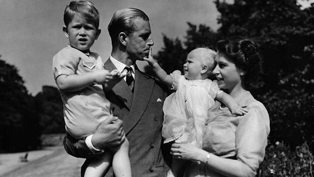 עם הבעל פיליפ והילדים צ'רלס ואן. אוגוסט 1951 (צילום: AP) (צילום: AP)