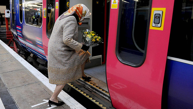 עולה לרכבת בלונדון בדצמבר 2009. אחרי ימי שפל, המלכה זוכה לפופולריות עצומה (צילום: רויטרס) (צילום: רויטרס)
