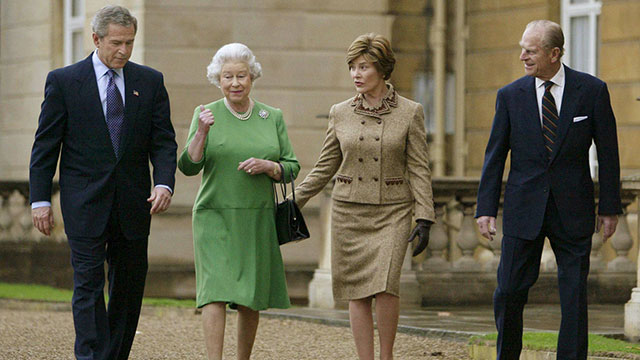 עם הבעל, הנסיך פיליפ, נשיא ארה"ב ג'ורג' בוש הבן ורעייתו לורה. 21 בנובמבר 2003 (צילום: רויטרס) (צילום: רויטרס)