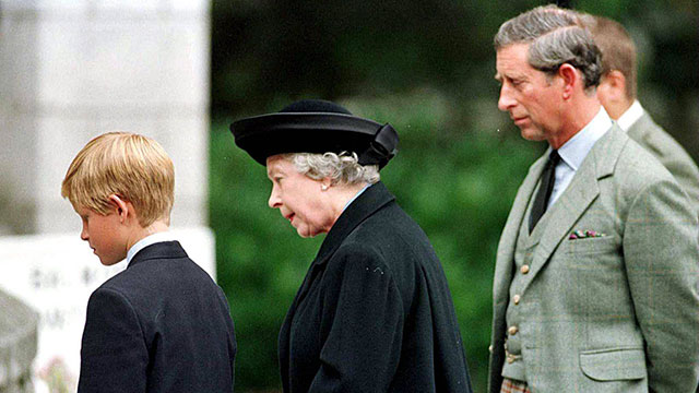 בהלוויית הנסיכה דיאנה עם בנה, הנסיך צ'רלס, ונכדה, הנסיך הארי. 4 בספטמבר 1997 (צילום: EPA) (צילום: EPA)