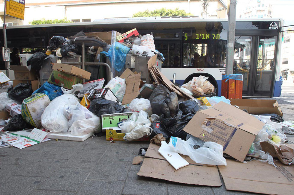 Garbage piles on Allenby Street (Photo: Motti Kimchi)
